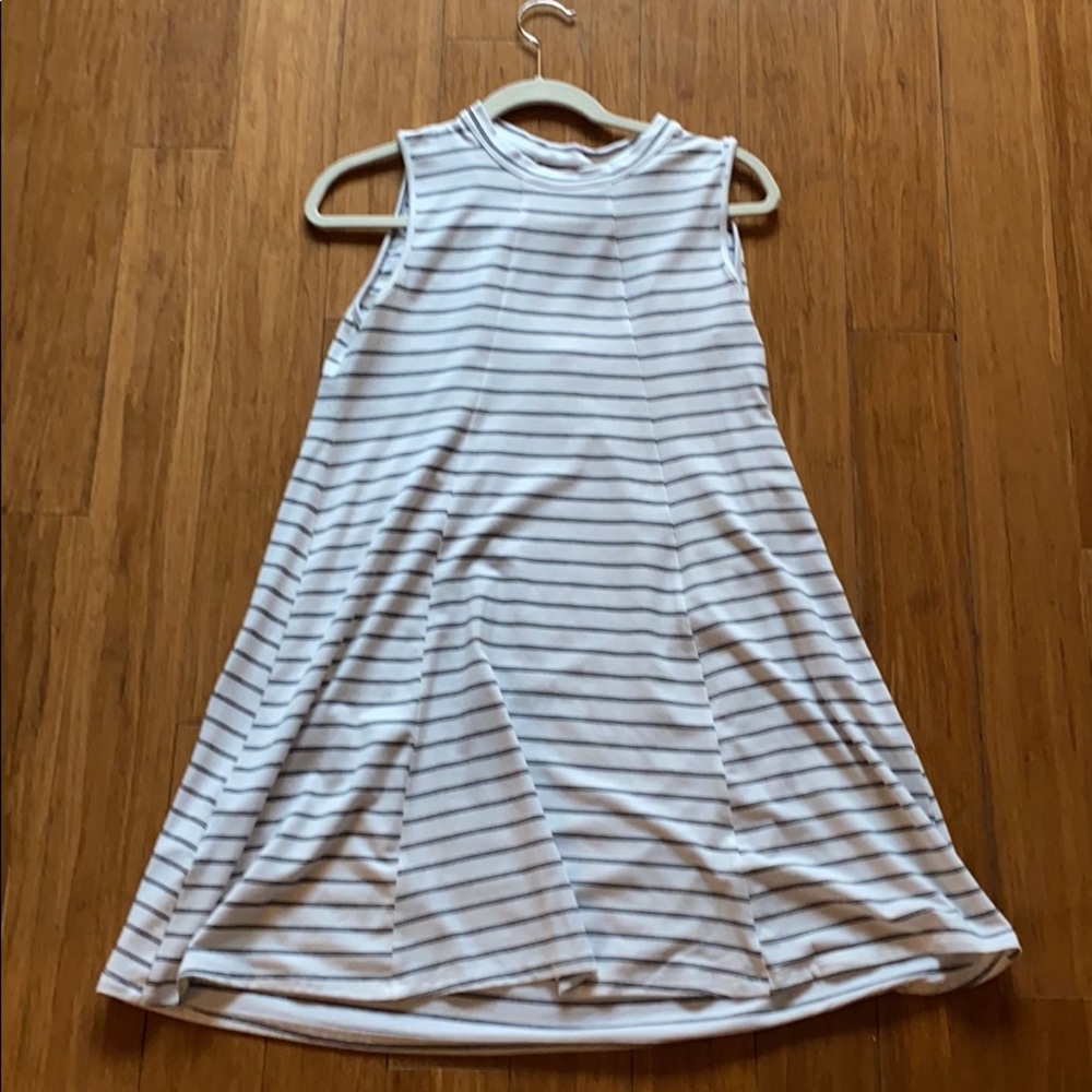 BCBG tshrt White striped dress size S